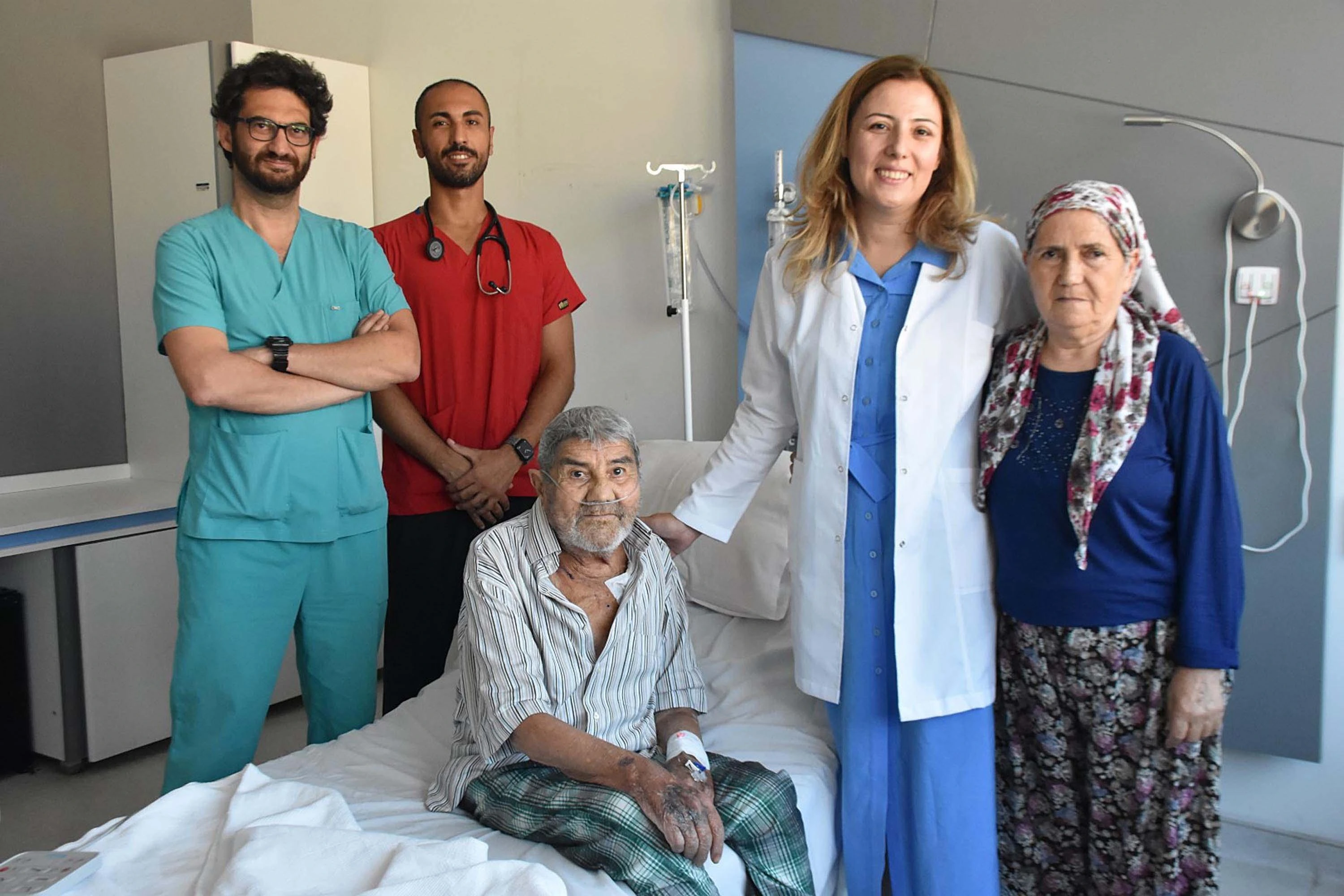 76 yaşındaki hastaya köprücük altından aort kapağı takıldı