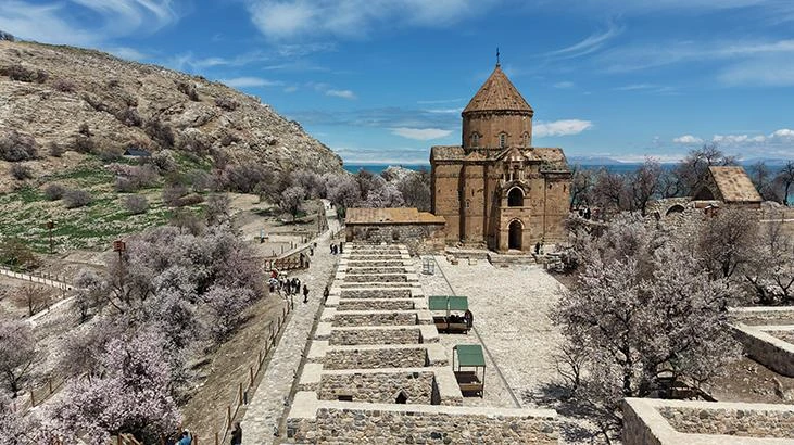 Akdamar Kilisesi'nde 14. ayin düzenlendi