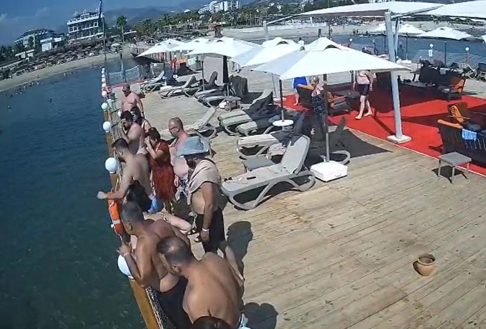Alanya'da sığ suya atlayan tatilci hayatını kaybetti