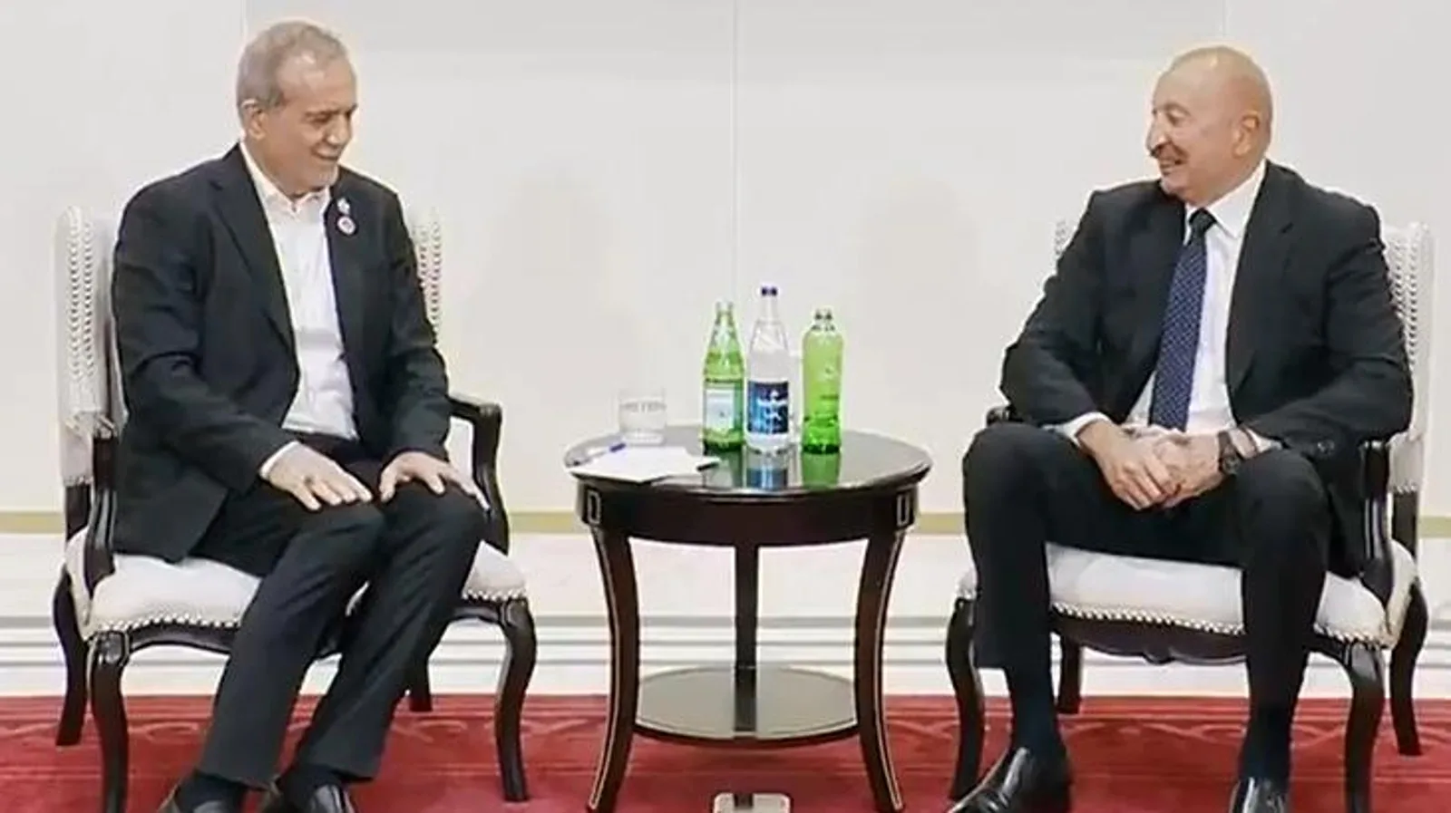 Aliyev ve Pezeşkiyan ŞİÖ toplantısında Azerbaycan Türkçesiyle sohbet etti