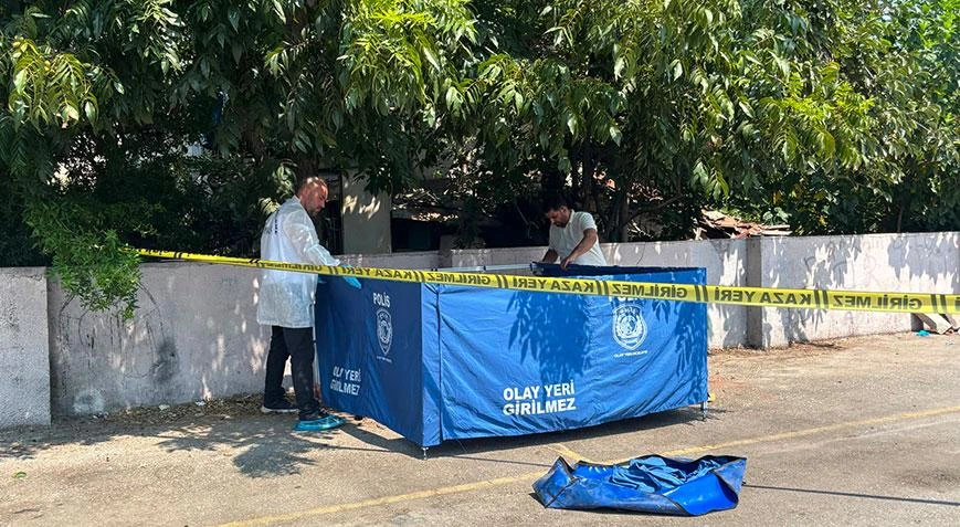 Antalya Muratpaşa'da pazar yerinde yarı çıplak halde ölü bulundu