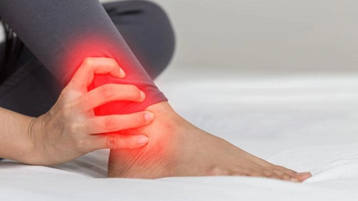 Ayak bileğinde görülen şişlik ailesel hiperkolesterolemi belirtisi olabilir