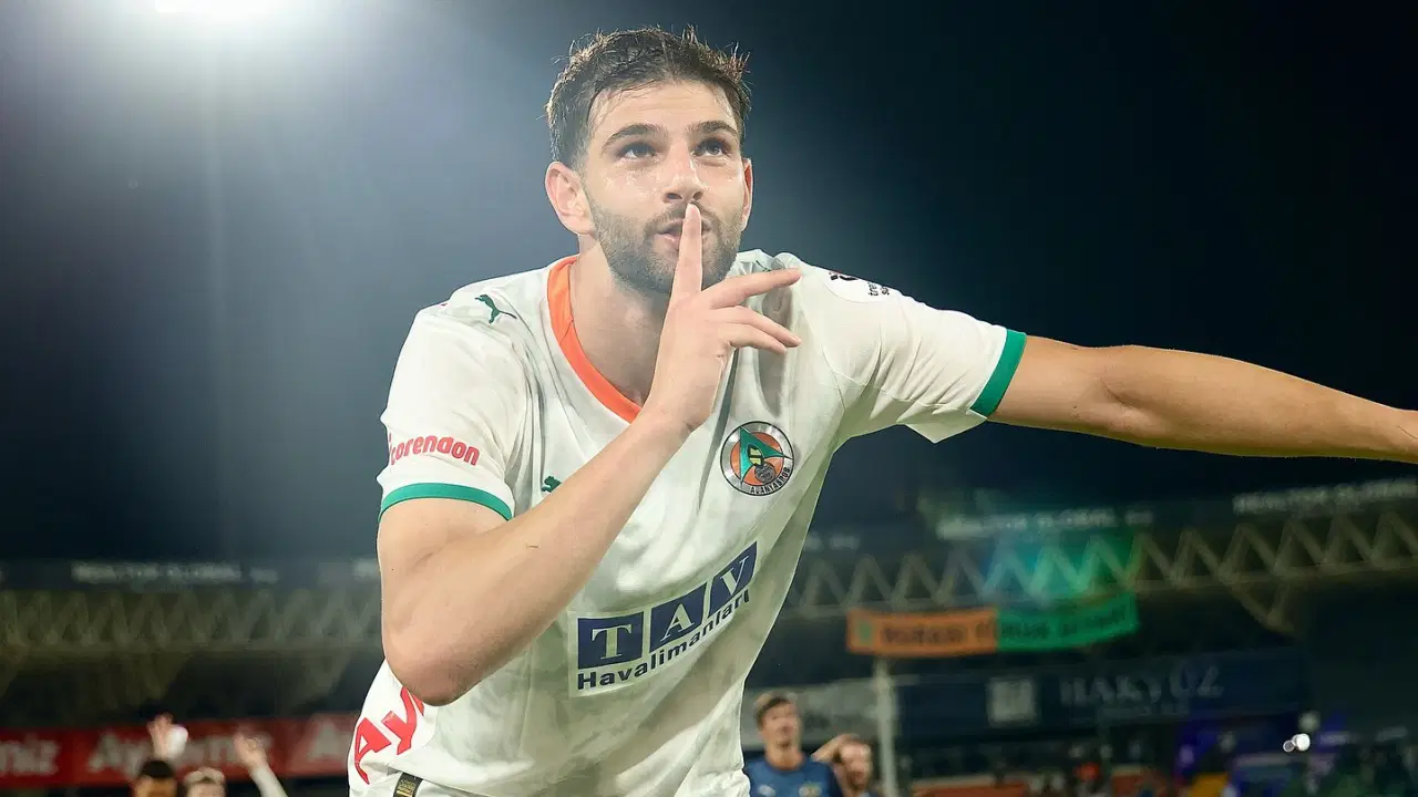 Beşiktaş, Ümit Akdağ ile 4 yıllık sözleşme imzaladı