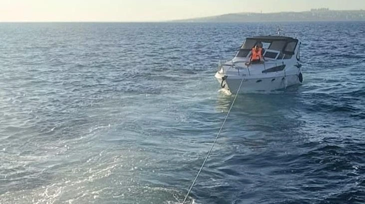 Beylikdüzü açıklarında arızalanan teknedeki 3 kişi kurtarıldı