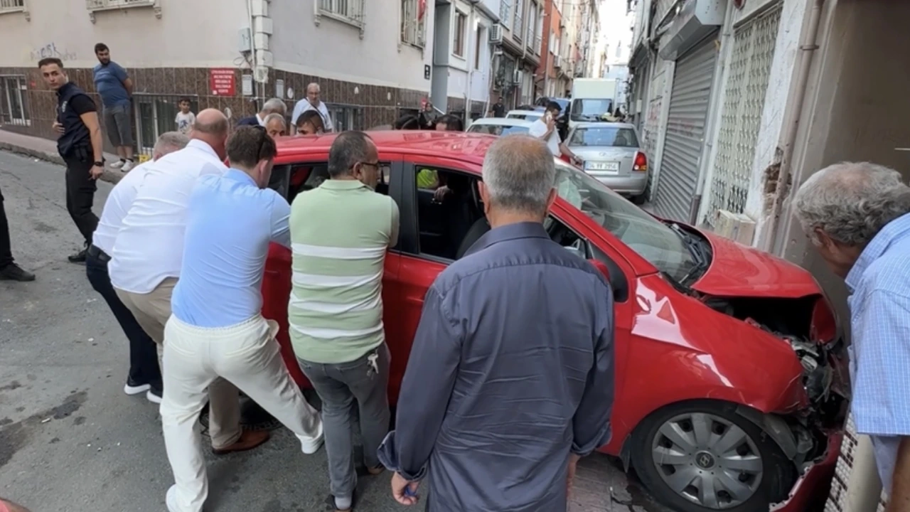 Beyoğlu’nda düğün konvoyunda araç binaya çarptı