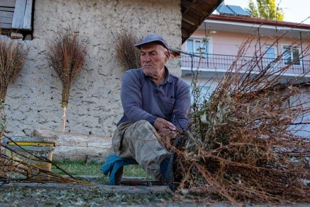 Bilal Tümtürk, ilçede geleneksel süpürge yapımını sürdürüyor