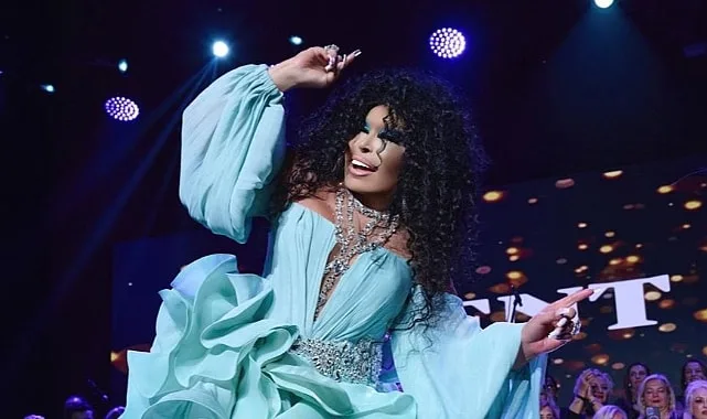 Bülent Ersoy Kuşadası konserinde sahneye geç çıktı ve seyirciyle tartıştı
