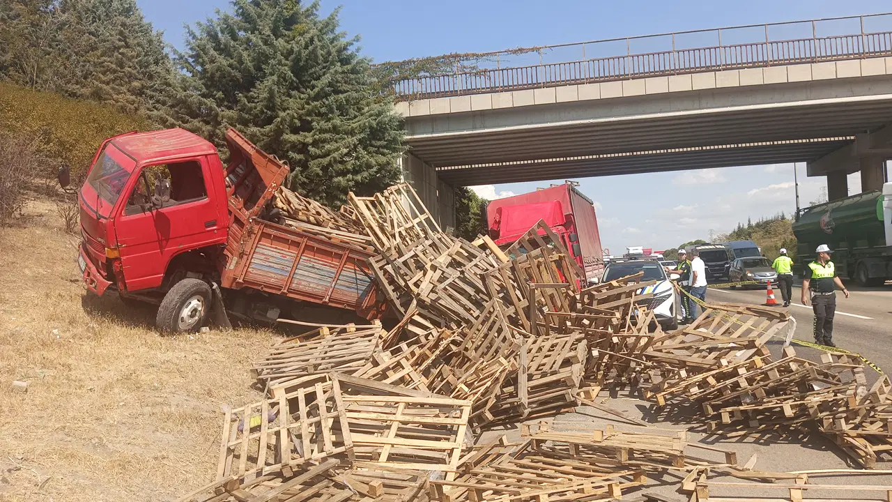 Bursa'da emniyet şeridindeki kamyonete kamyon çarptı: 1 ölü, 1 ağır yaralı