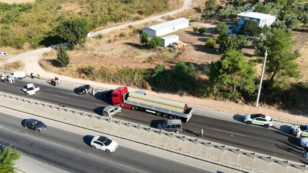 Bursa'da tırdan dökülen yakıt nedeniyle 10 araç kaza yaptı