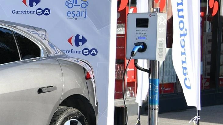 CarrefourSA mağaza otoparklarına elektrikli şarj istasyonları kuruyor
