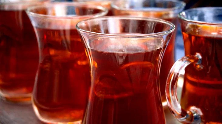 Çay demleme suyuna limon kabuğu eklemek çayın tadını taze tutuyor