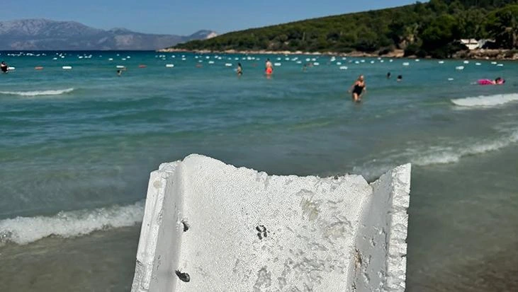 Çeşme Paşalimanı sahilinde denizden köpük kutular karaya vurdu