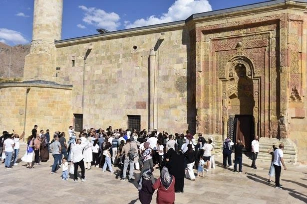 Divriği Ulu Cami'de namaz kılan silüet gölgesi ziyaretçilerin ilgisini çekiyor