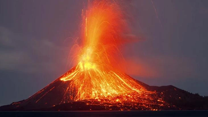 Endonezya Anak Krakatau Yanardağı'nda patlama ve üçüncü seviye alarm