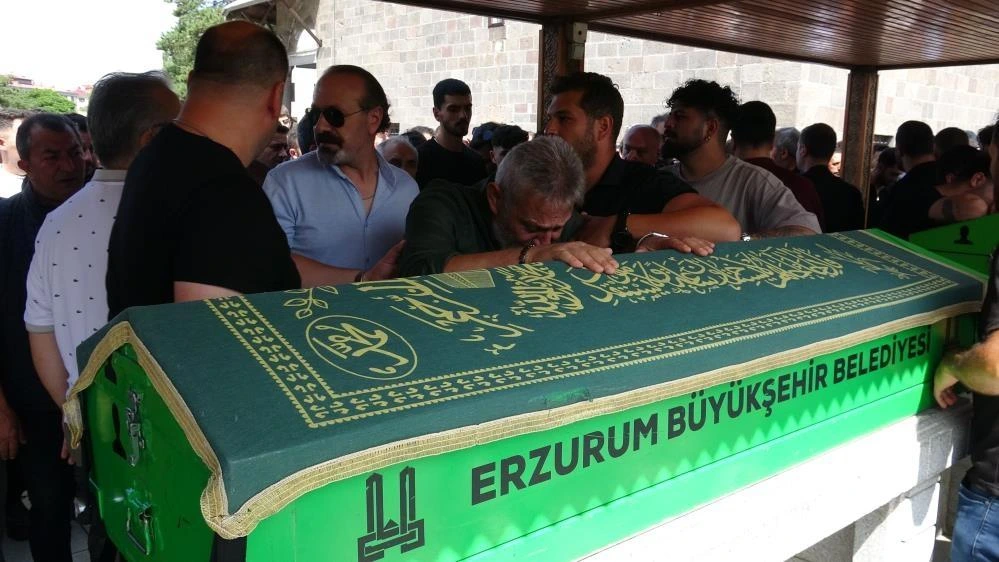 Erzurum'da trafik kazasında hayatını kaybeden üç genç toprağa verildi