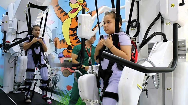 Eskişehir'de spina bifidalı Buğlem robotik yürüme rehabilitasyonuyla ilerliyor