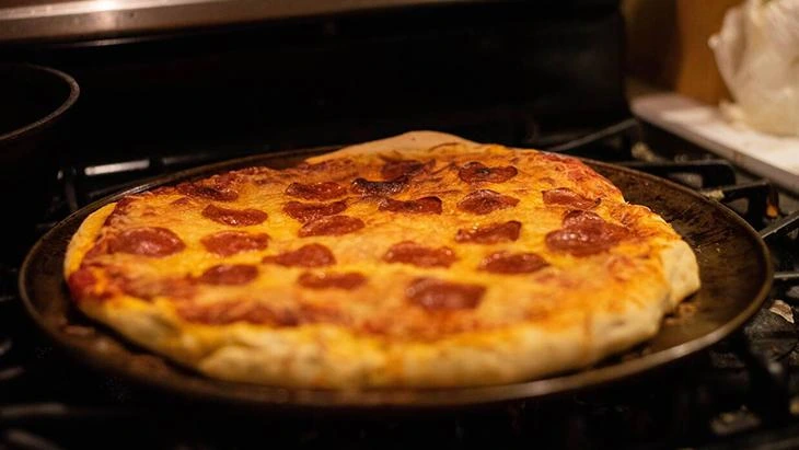 Ev yapımı tepsi pizzası için 4 kritik püf noktası