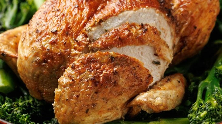 Fırında bütün tavuk pişirirken derinin çıtır olması için öneriler