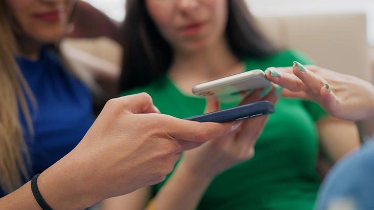 Fransa'da liselerde cep telefonu kullanımı yeni eğitim yılında sınırlandırılıyor