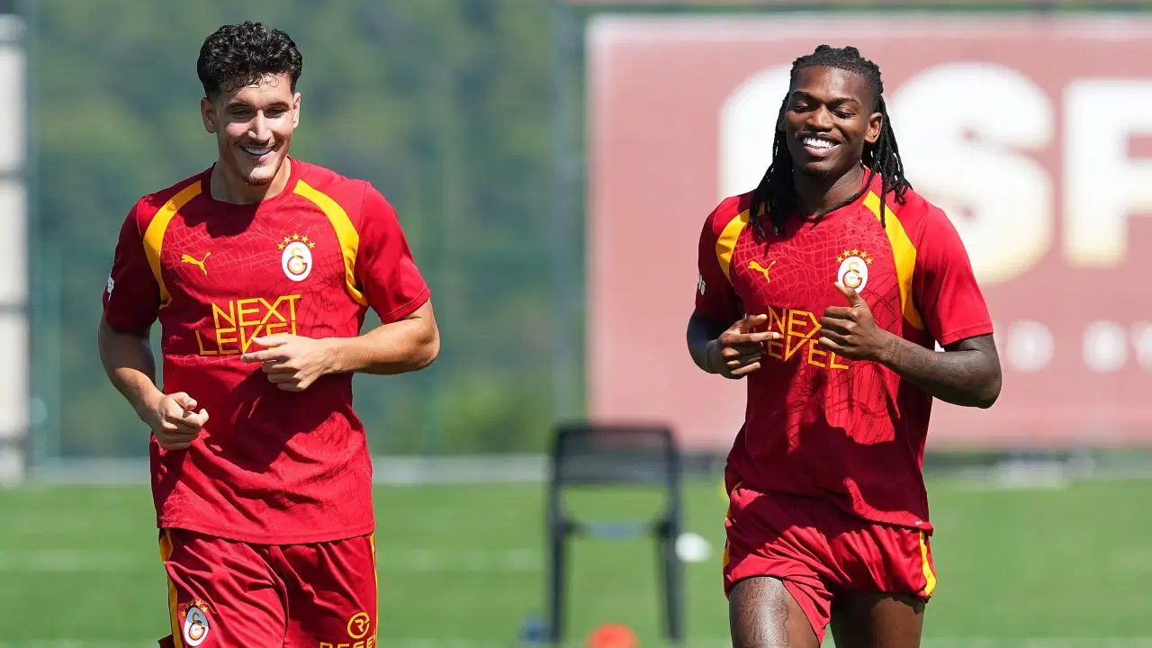 Galatasaray'da yeni transfer Deniz Gül takımla ilk antrenmanına çıktı