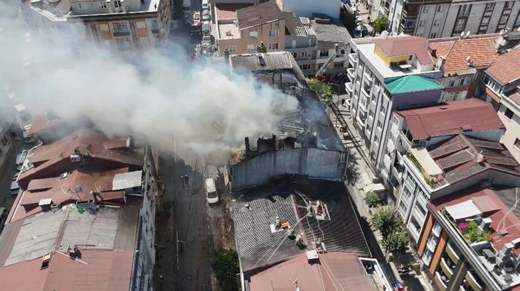 Gaziosmanpaşa'da çatı yangını: 1 kişi hayatını kaybetti