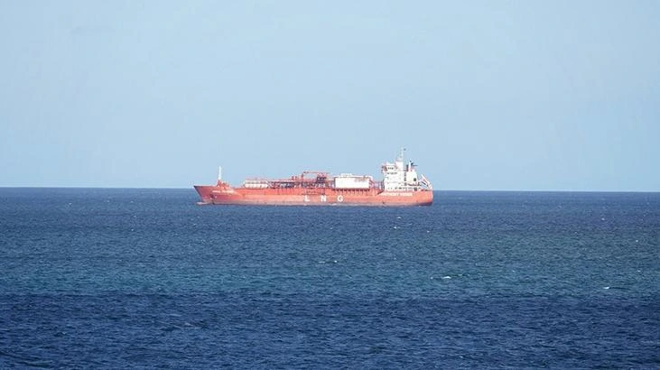 Hürmüz Boğazı'nda bir tankere üç mühimmat isabet etti
