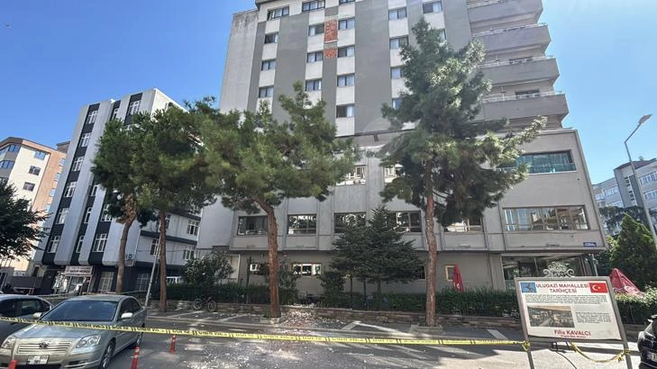 İlkadım'da öğretmenevi duvarından düşen beton parçaları nedeniyle yol kapandı