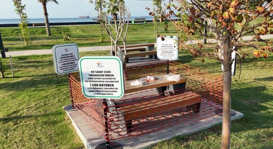 İskenderun'da çevre farkındalığı için sahilde atık sergisi düzenlendi