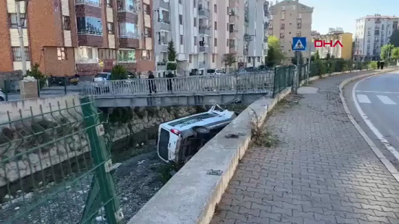 İskilip'te diyaliz hastalarını taşıyan servis aracı çaya devrildi