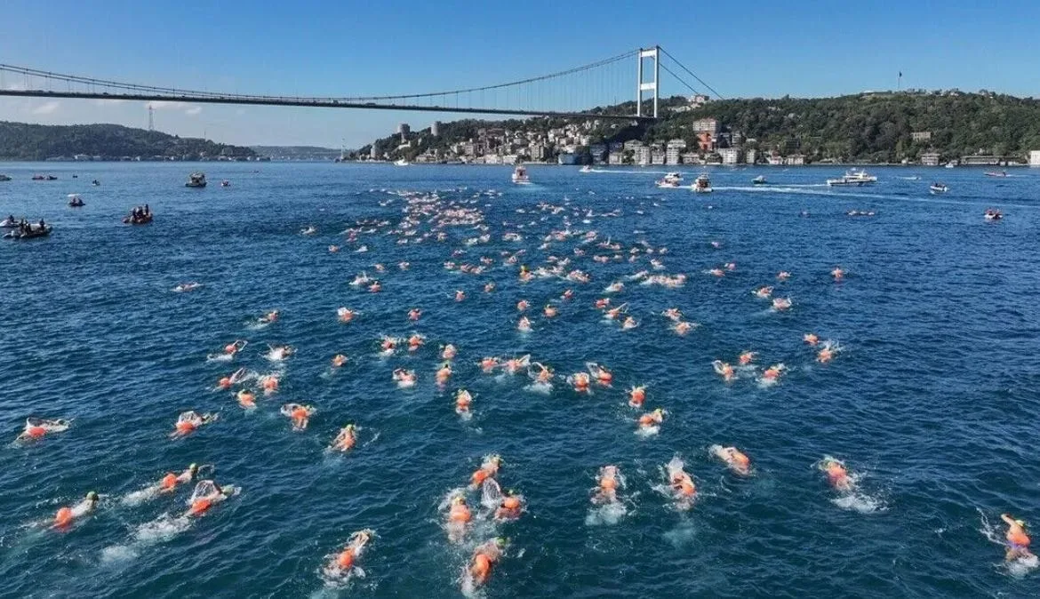 İstanbul Boğazı'nda 38. Kıtalararası Yüzme Yarışı yapıldı