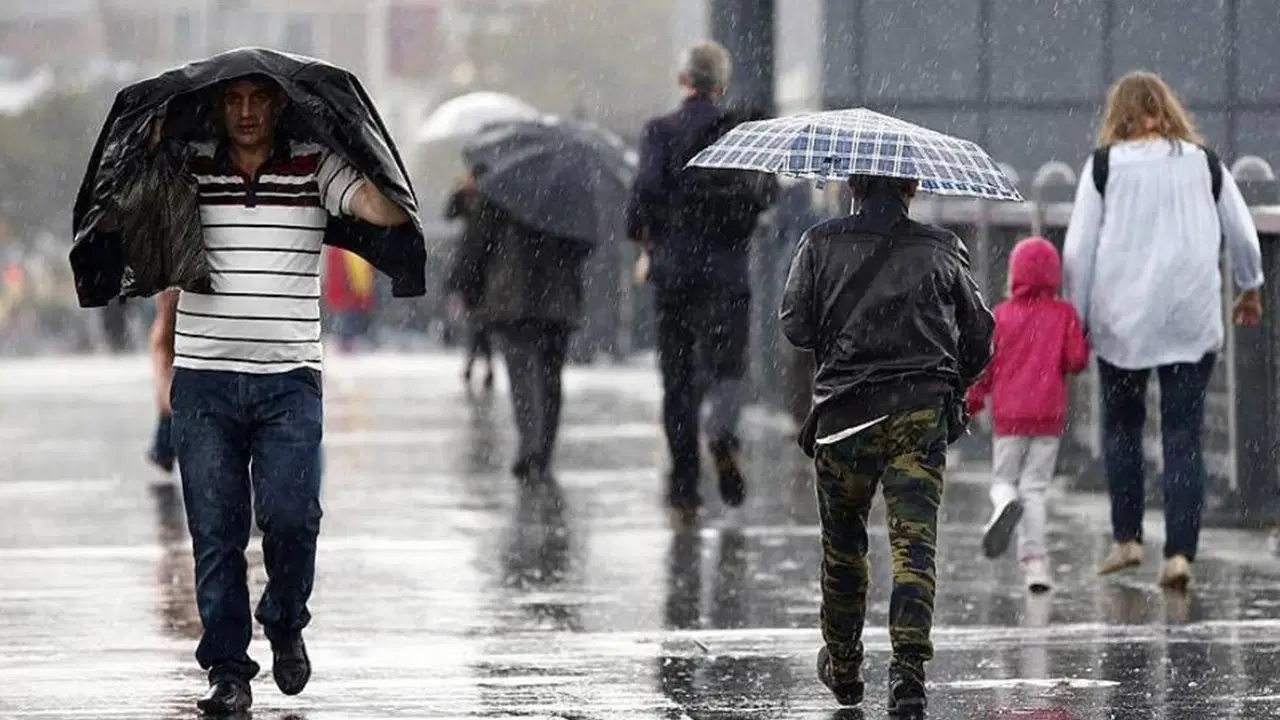 İstanbul'da cuma günü gök gürültülü sağanak yağış bekleniyor