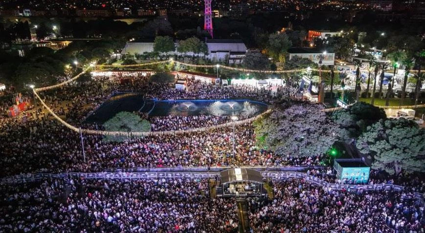 İzmir Enternasyonal Fuarı'nda Yıldız Tilbe konseri ve tiyatro gösterimi gerçekleşti