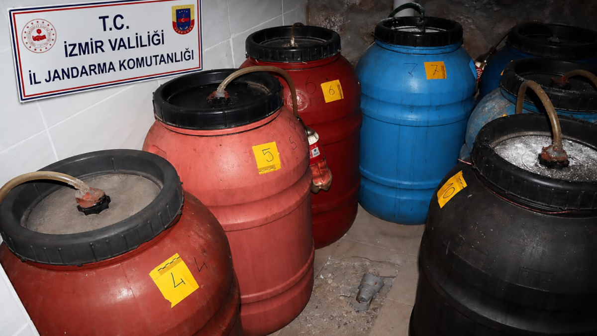 İzmir'de 2 bin 200 litre sahte alkol ele geçirildi
