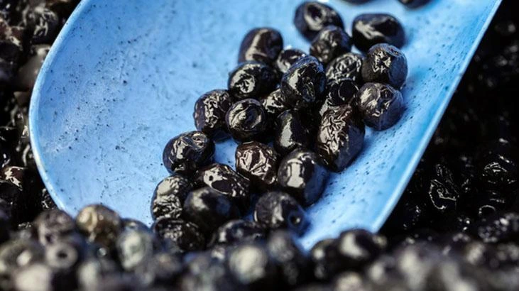 İzmirli kadınların zeytin acısını azaltma yöntemi: su ve tuz kullanımı