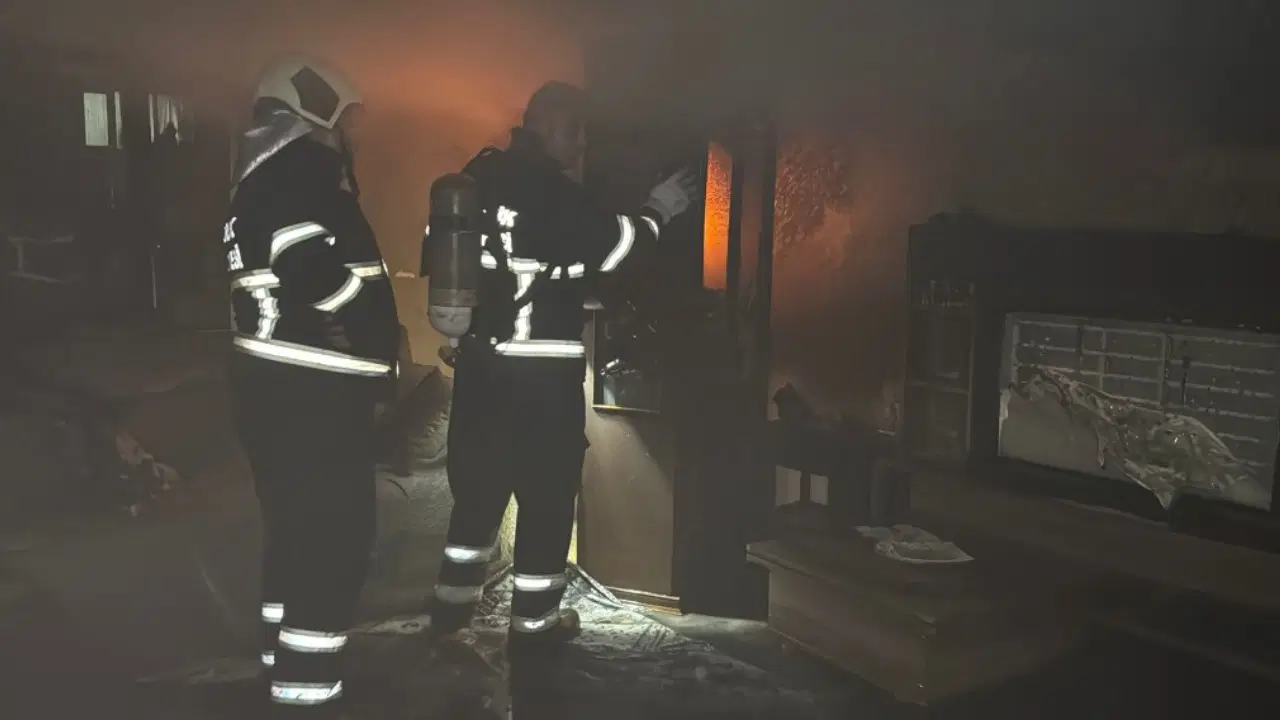 Karabük’te apartman dairesinde yangın: 2 kişi dumandan etkilendi