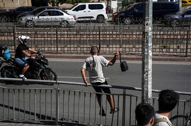 Karaköy'de yayalar alt geçit yerine bariyerleri aşmayı tercih ediyor
