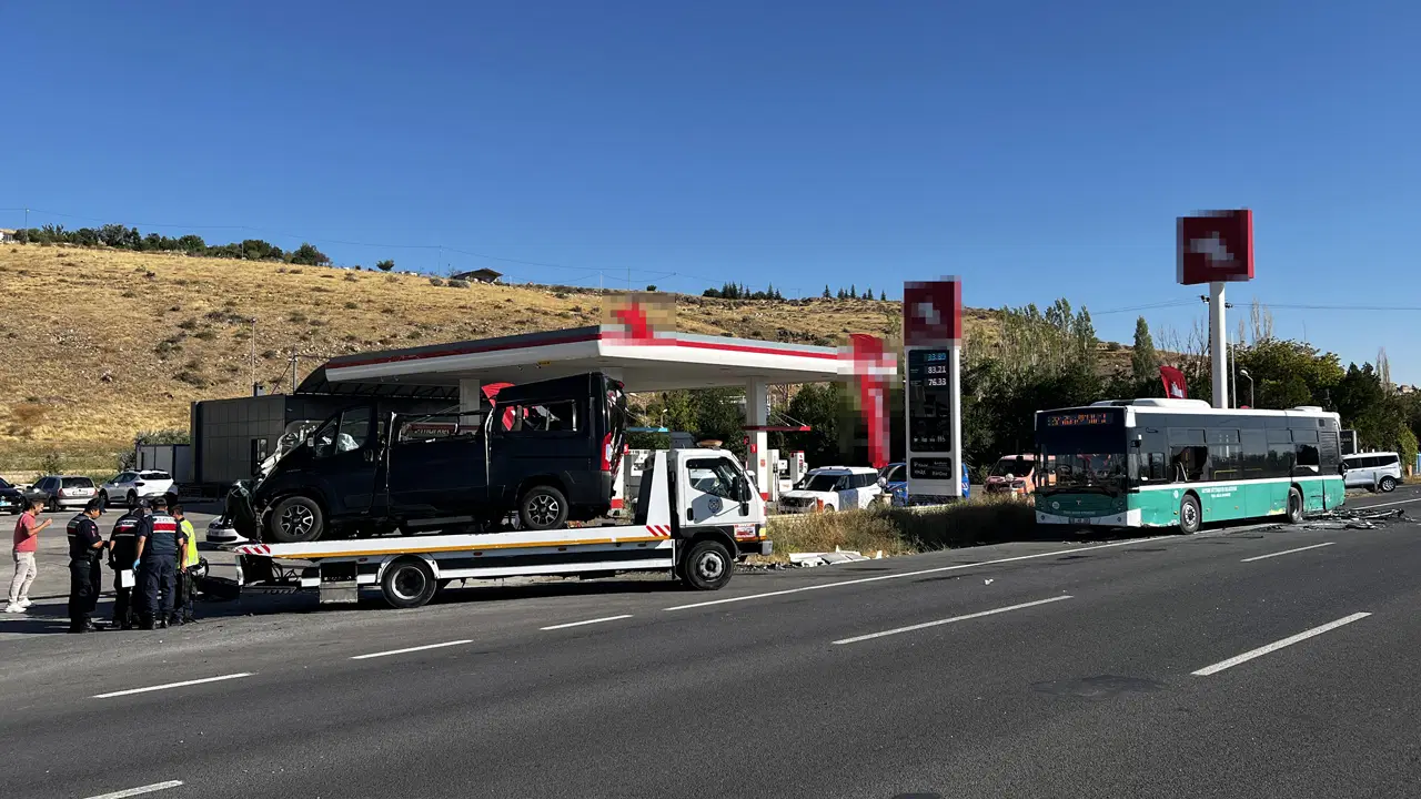 Kayseri-Niğde yolunda minibüs özel halk otobüsüne çarptı