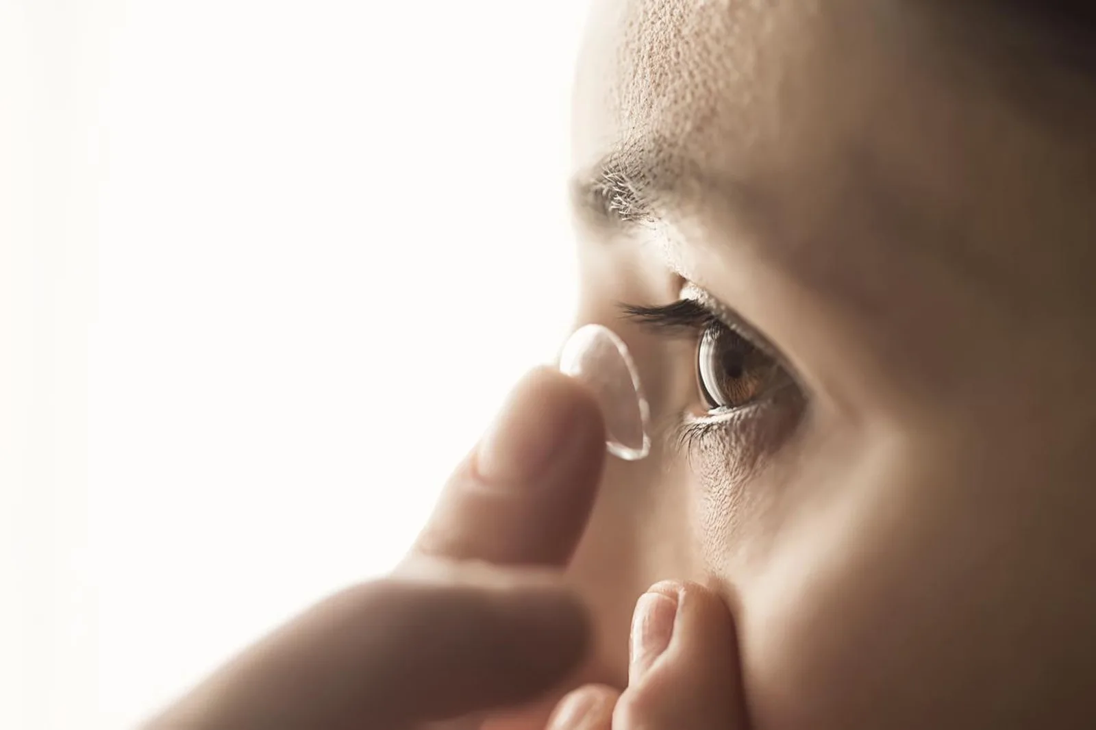 Kontakt lensle deniz ve havuza girerken enfeksiyon riski uyarısı