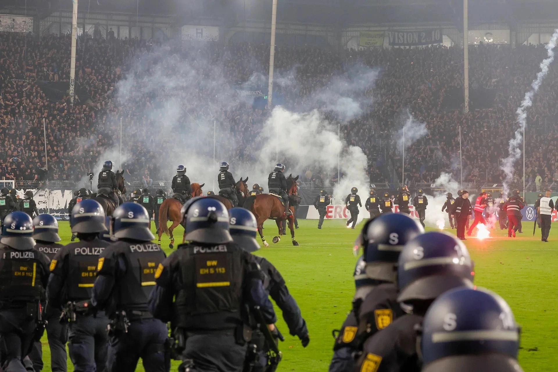 Mannheim-Kaiserslautern maçında tribünlerde olaylar yaşandı