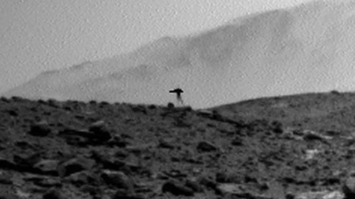 Mars'tan gelen görüntüde görülen gizemli silüetin kaynağı açıklandı