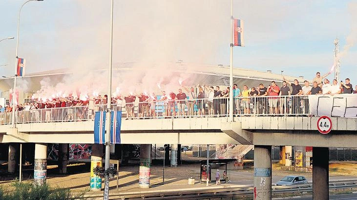 Mladiç'in askeri törenle Sırbistan'a nakli tartışma yarattı
