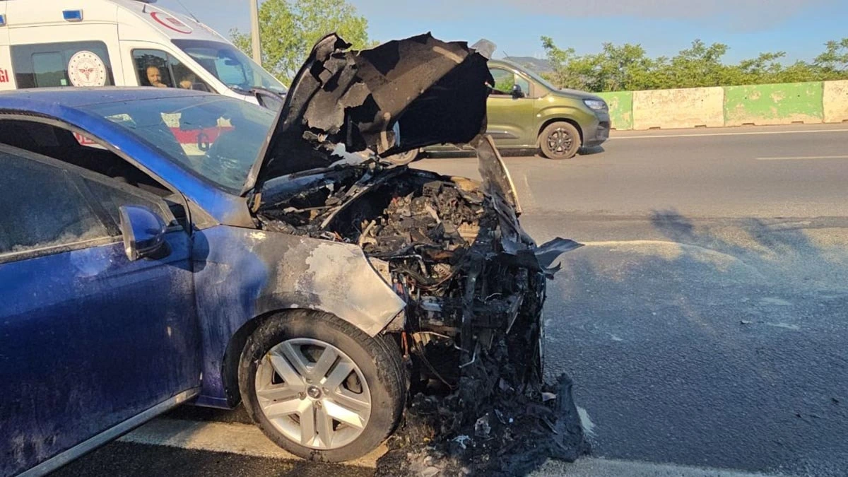 Mudanya'da seyir halindeki otomobil motor yangını sonucu kullanılamaz hale geldi
