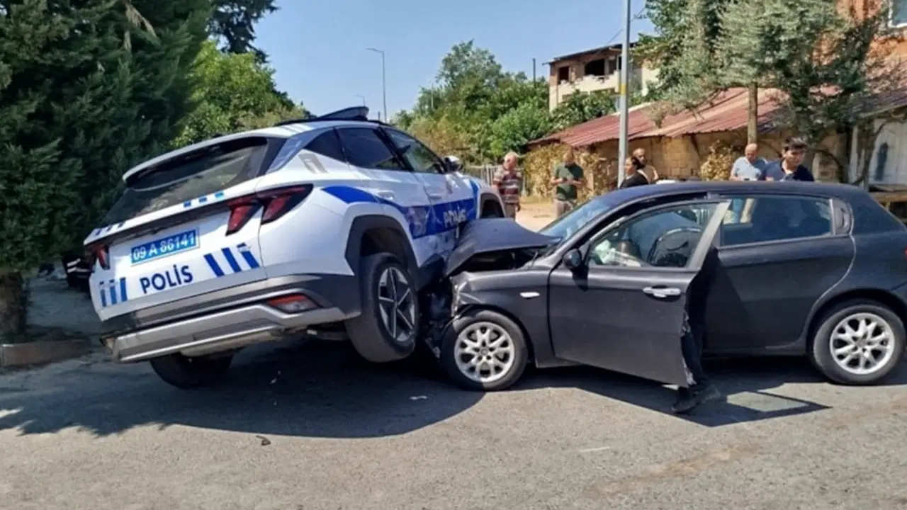 Nazilli'de polis aracıyla otomobil çarpıştı, 2 kişi yaralandı