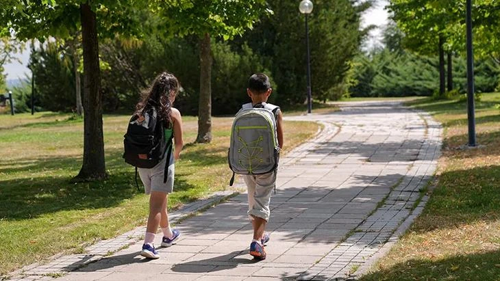 Ortopedi uzmanından uyarı: Ağır okul çantaları sırt ve boyun ağrısına yol açabilir