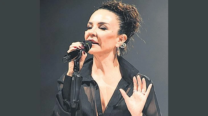 Şarkıcı Turgut, konser gecikmesini şarkılarıyla telafi etti