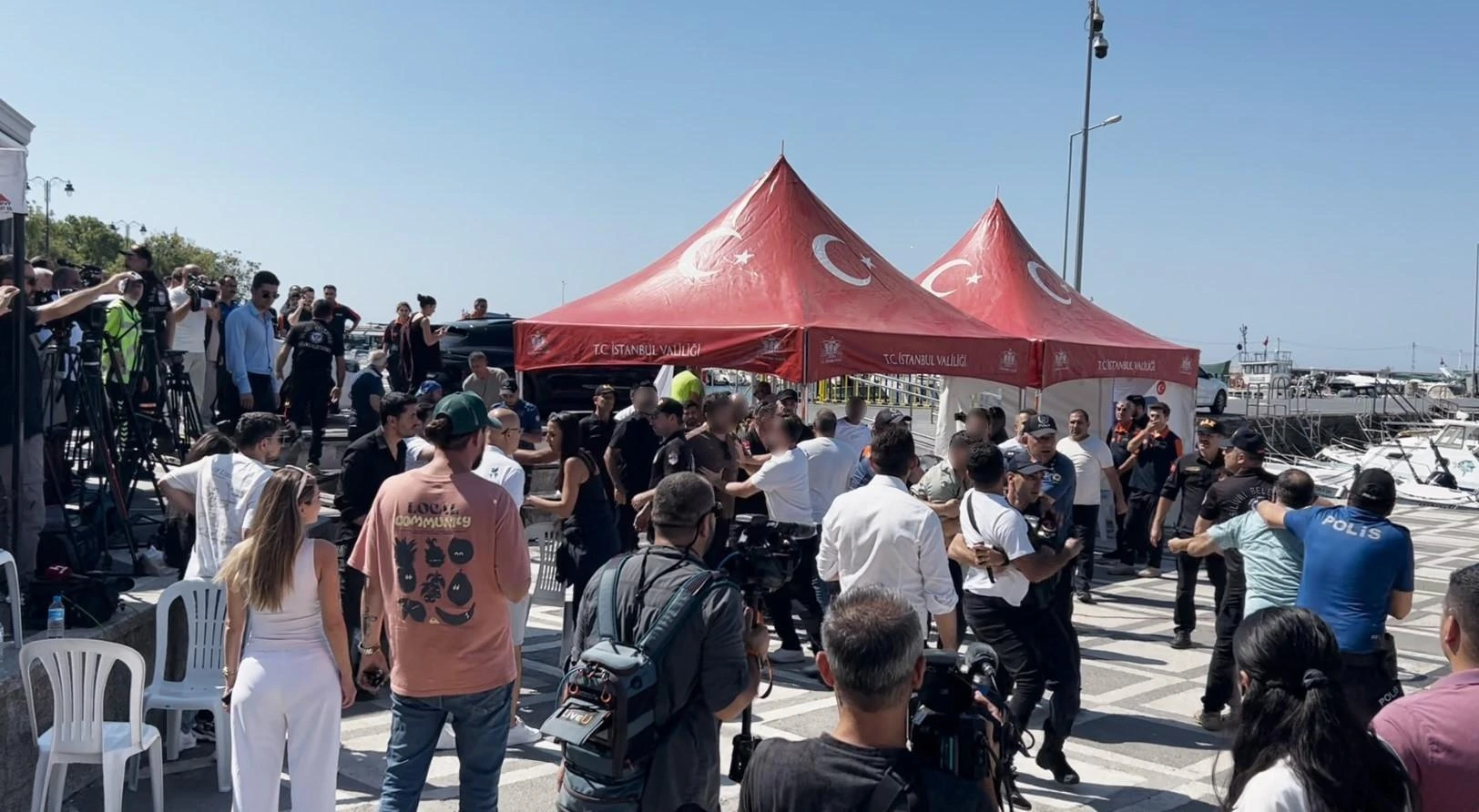 Silivri Limanında gazetecilerle bir grup arasında tartışma yaşandı
