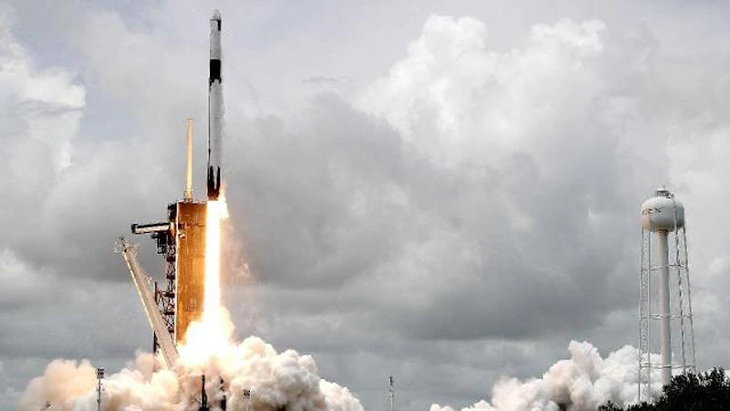 SpaceX, 38 dakika arayla iki Falcon 9 roketi fırlattı