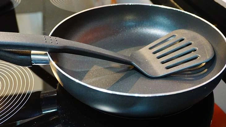 Teflon ve seramik tavaların ömrünü kısaltan kullanım hataları
