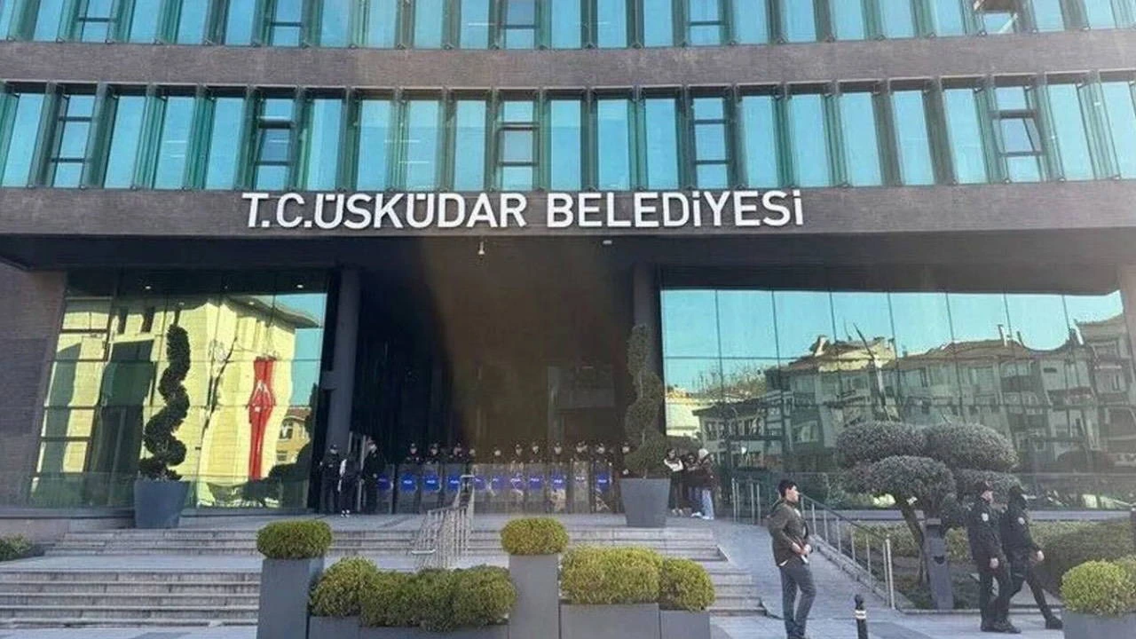 Üsküdar Belediyesi önünde başkanvekilliği seçimi öncesi güvenlik önlemleri artırıldı