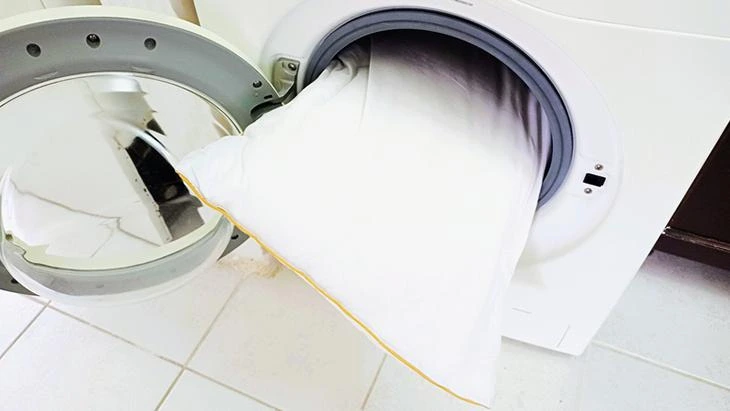 Yastıkları beyazlatmak için çamaşır makinesine bir bardak beyaz sirke ekleyin